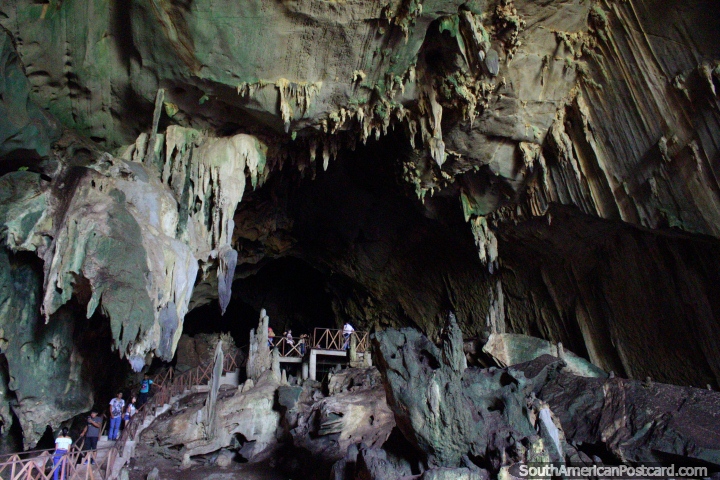 Dentro da caverna famosa das corujas (Cueva das Lechuzas) em parque nacional Tingo Maria, fantasmagórico. (720x480px). Peru, América do Sul.