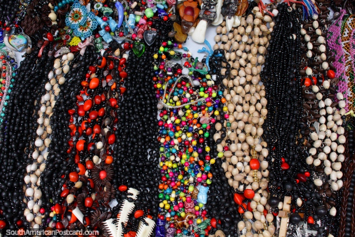 Perlas y collares de colores bonitas, artesanía y joyería en el Parque Nacional de Tingo María. (720x480px). Perú, Sudamerica.