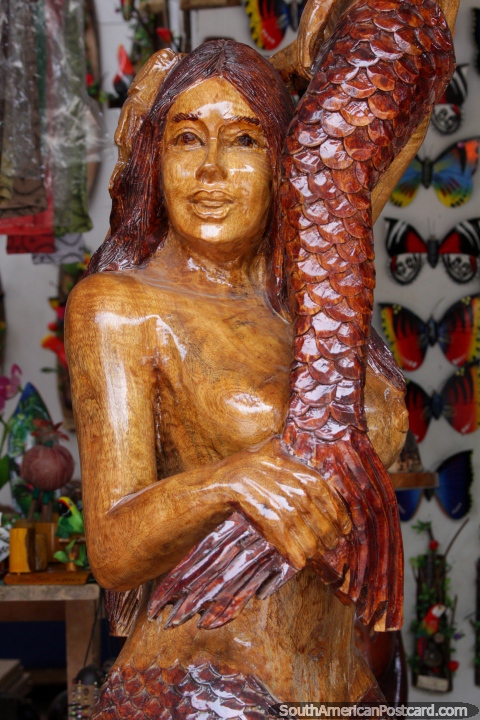 Sirena hecha de madera, artesanías de Tingo María. (480x720px). Perú, Sudamerica.