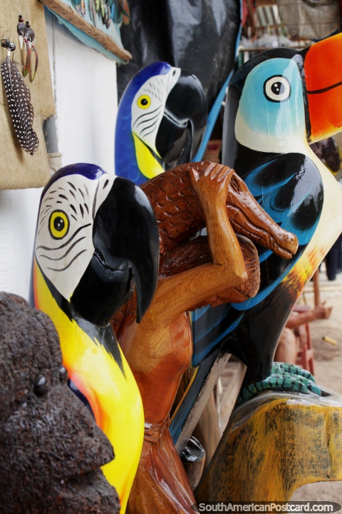 Guacamayos y tucanes hechos de madera, artesanías de Tingo María. (480x720px). Perú, Sudamerica.