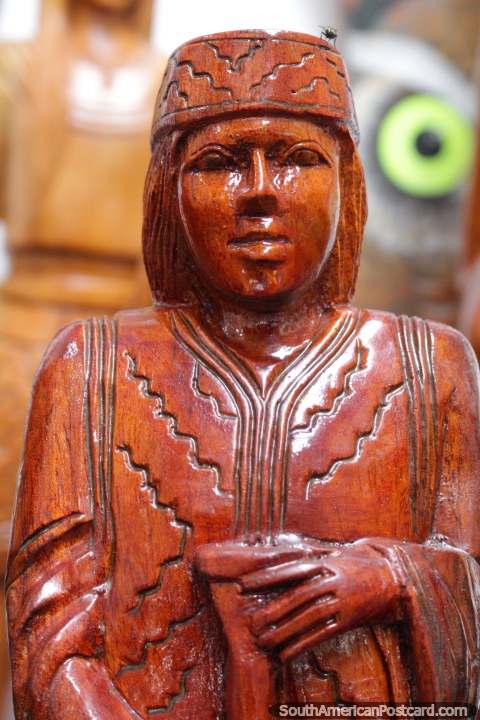 Hombre indígena tallada en madera, artesanías de Tingo María. (480x720px). Perú, Sudamerica.