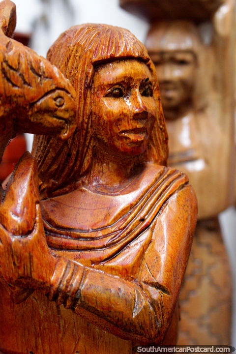 A mulher indïgena esculpiu em madeira, ofïcios de Tingo Maria. (480x720px). Peru, América do Sul.