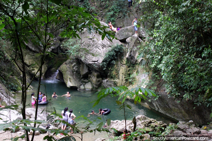 Las personas que disfrutan de las piscinas rocosas de Santa Carmen en Tingo Mara. (720x480px). Per, Sudamerica.