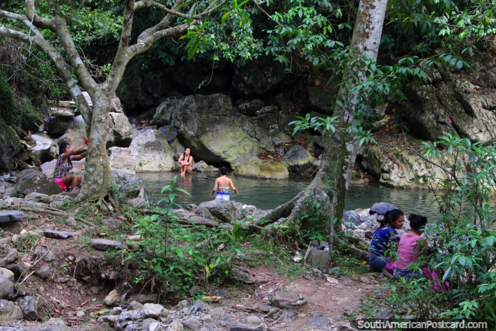 La laguna de las mujeres, los hombres no se atreven a entrar, Balneario Cueva de las Pavas, Tingo Mara. (720x480px). Per, Sudamerica.