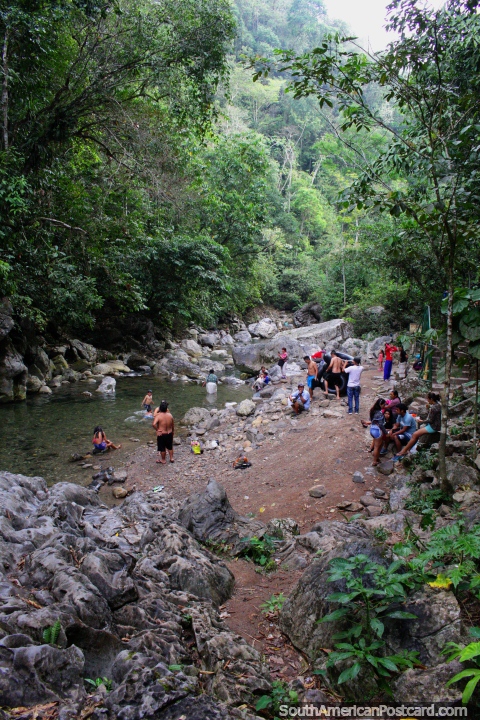 Água e jogo para muitos no rio rochoso de Fonte de gua mineral - Caverna de Pavas (Balneario Cueva das Pavas), Tingo Maria. (480x720px). Peru, Amrica do Sul.