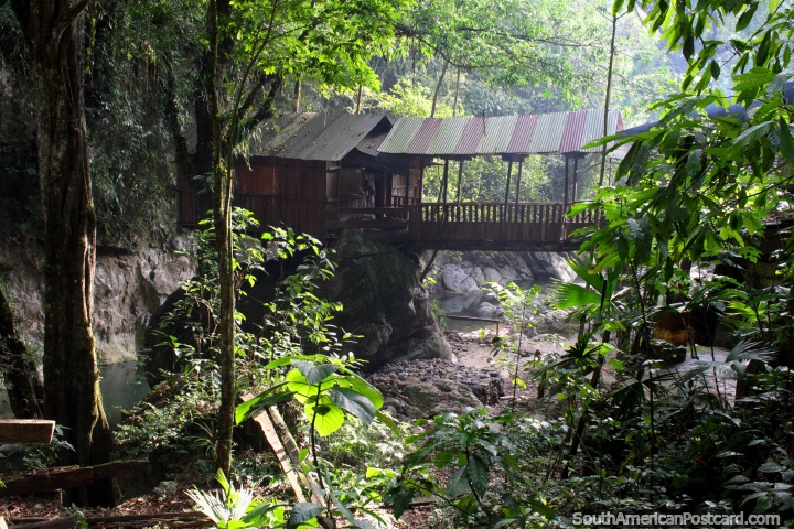 Cabana e ponte acima do rio e floresta em Balneario Cueva das Pavas (caverna) em Tingo Maria. (720x480px). Peru, América do Sul.
