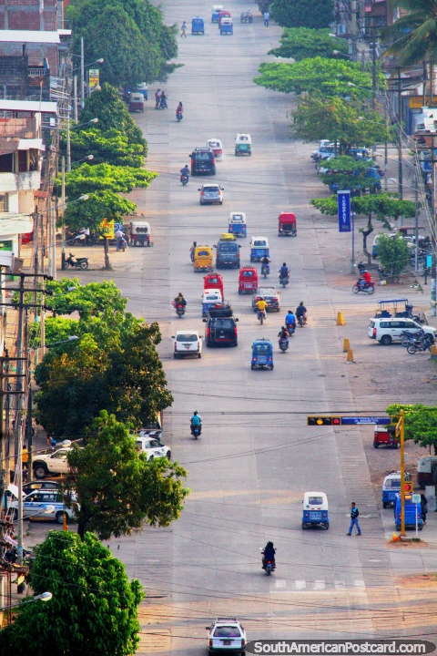 Rua da cidade em Tingo Maria, menos tráfego do que o normal, táxi amarelo raro. (480x720px). Peru, América do Sul.