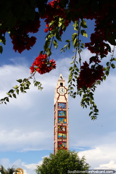 A torre de relógio mais bela alguma vez vi em Praça do Reloj em Pucallpa. (480x720px). Peru, América do Sul.