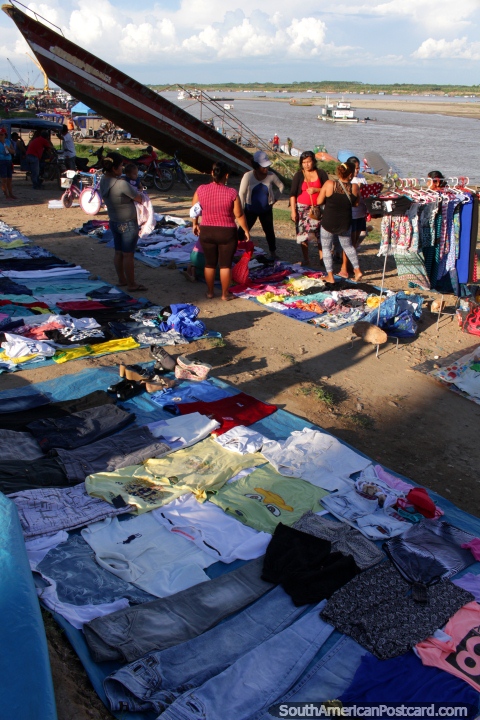 O mercado de roupa para-se ao longo dos bancos do Rio Ucayali em Pucallpa. (480x720px). Peru, América do Sul.