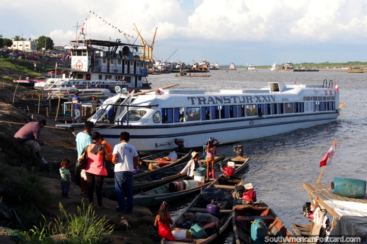 Um barco de passageiros cômodo entrou em doca em Pucallpa no Rio Ucayali. (720x480px). Peru, América do Sul.