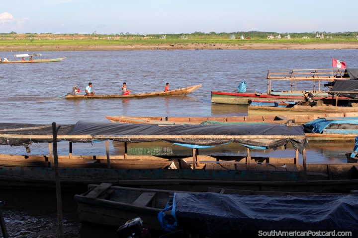 Os barcos de rio encabeçam de cima para baixo do rio, os habitantes locais, o Rio Ucayali em Pucallpa. (720x480px). Peru, América do Sul.
