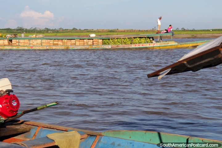Barco de río lleno de plátanos recién cortados, Río Ucayali, Pucallpa. (720x480px). Perú, Sudamerica.