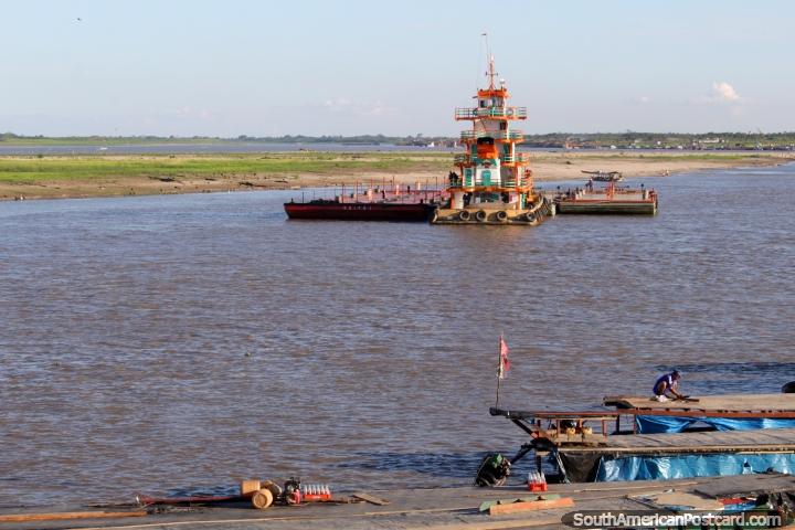 Remolcador en control de algunas barcazas en el Río de Ucayali en Pucallpa. (720x480px). Perú, Sudamerica.