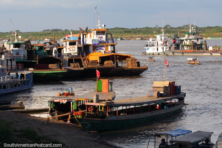 Uma tabela de rebocadores e barcos de carga no Rio Ucayali em Pucallpa. (720x480px). Peru, América do Sul.