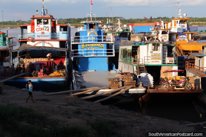 Barcos de carga y remolcadores se cargan para el viaje por el ro, el Ro Ucayali, Pucallpa. (720x480px). Per, Sudamerica.