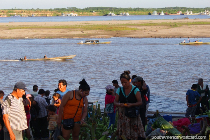 Habitantes locais nos bancos de rio, barcos na água, Pucallpa. (720x480px). Peru, América do Sul.