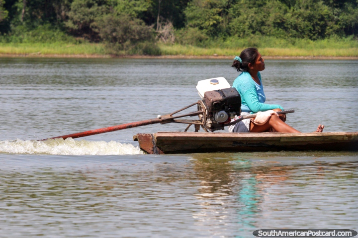 La mujer nativa conduce su canoa a lo largo del lago en el Lago Yarinacocha en Pucallpa. (720x480px). Per, Sudamerica.