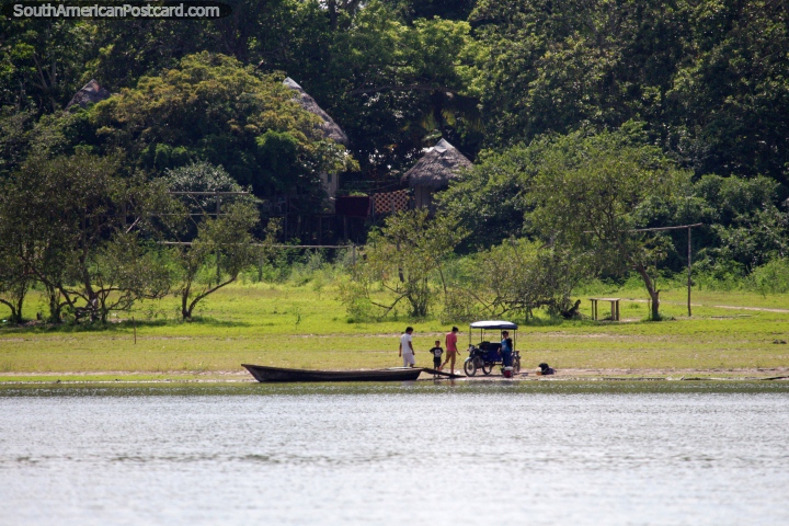 Buen servicio, llevado al borde de los lagos por mototaxi, Lago Yarinacocha, Pucallpa. (720x480px). Per, Sudamerica.