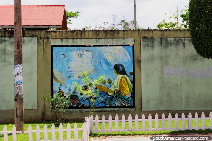 Mujer mira hacia arriba a una cara de nia, mural en Yarinacocha, Pucallpa. (720x480px). Per, Sudamerica.