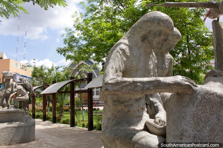 Varios monumentos de piedra que representan la cultura de Pucallpa, ubicada en la Plaza de Armas. (720x480px). Per, Sudamerica.