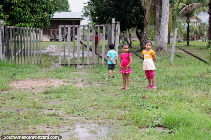 2 niñas de la Amazonía cerca de Pucallpa fuera de su casa. (720x480px). Perú, Sudamerica.