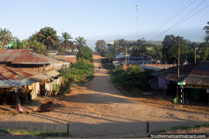 Pequeo pueblo con un camino de tierra y palmeras entre Pucallpa y Aguaytia. (720x480px). Per, Sudamerica.
