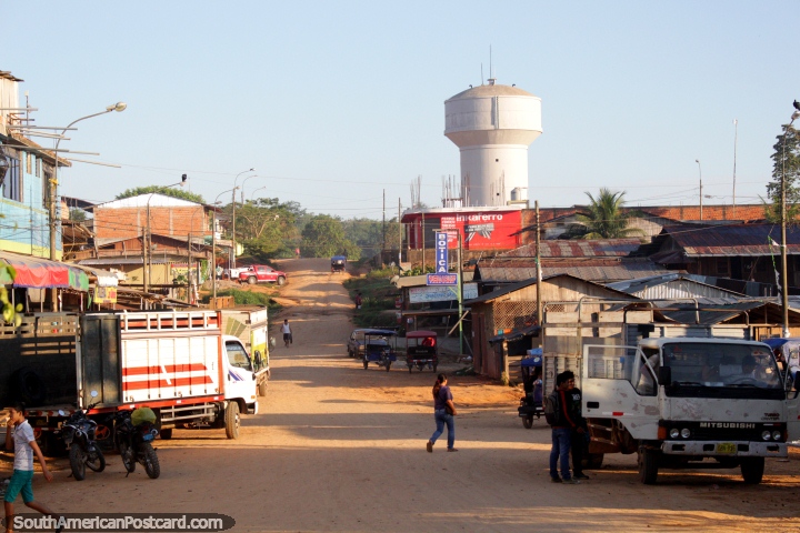 Small town in the Amazon between Pucallpa and Aguaytia. (720x480px). Peru, South America.