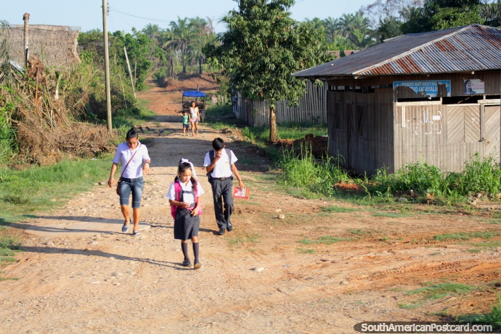 Los niños van a la escuela desde sus hogares en el campo Amazónico, Pucallpa a Tingo María. (720x480px). Perú, Sudamerica.