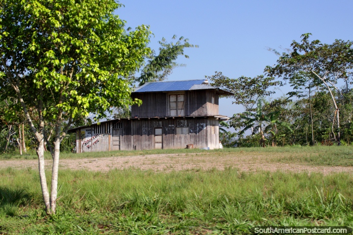 Casa de madera de 2 niveles, con techo de hierro, en la Amazonas, entre San Alejandro y Aguaytia. (720x480px). Per, Sudamerica.