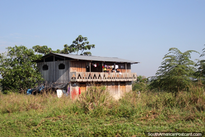 Casa de madera desgastada por el tiempo del Amazonas, junto a la carretera entre Pucallpa y Tingo Mara. (720x480px). Per, Sudamerica.