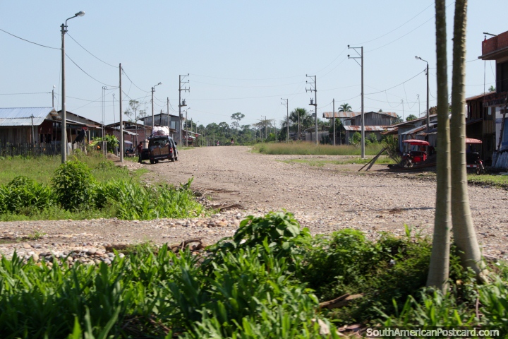 Os caminhos de cascalho de uma vizinhana em volta de Aguaytia, entre Pucallpa e Tingo Maria. (720x480px). Peru, Amrica do Sul.