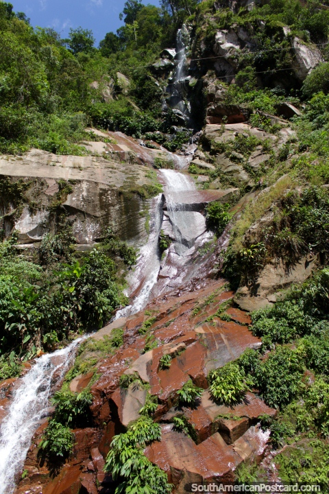 A cachoeira de Ducha do Diablo, como visto da margem de estrada, l  muita outra em Boqueron do Padre Abad perto de Aguaytia. (480x720px). Peru, Amrica do Sul.
