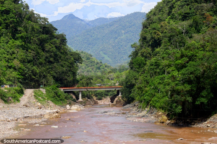 El Ro Aguaytia y el puente a lo lejos, verdes colinas, al este de Tingo Mara. (720x480px). Per, Sudamerica.