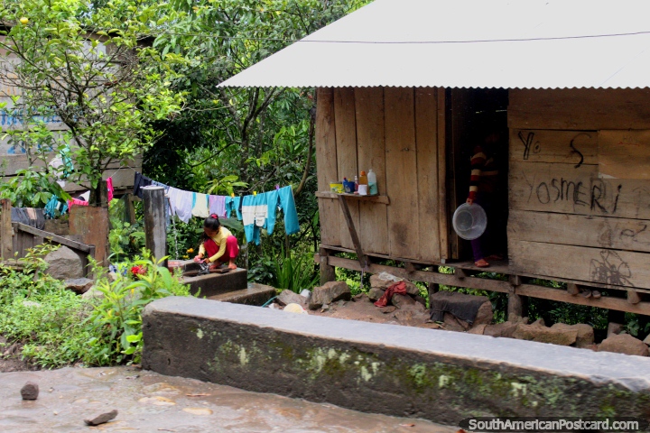 Casa simple de madera al lado de la carretera en la Amazonas entre Aguaytia y Tingo Mara. (720x480px). Per, Sudamerica.