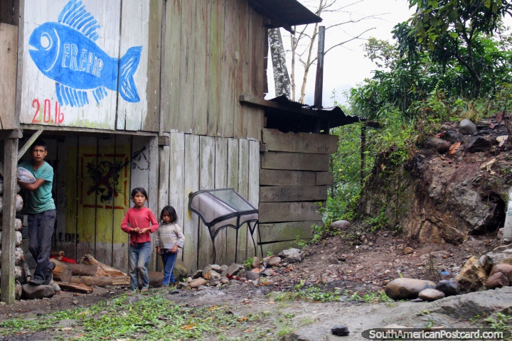 Una familia de 3 nios fuera de su casa entre Aguaytia y Tingo Maria. (720x480px). Per, Sudamerica.