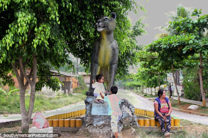Giant cat monument, family underneath, between Aguaytia and Tingo Maria. (720x480px). Peru, South America.