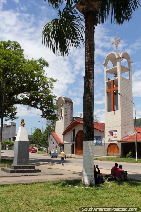 Catedral em Tingo Maria - Parroquia Santa Teresita do Nino Jesus. (480x720px). Peru, América do Sul.