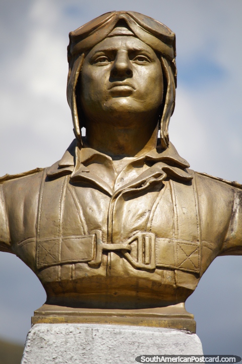 Jos Quiones Gonzles (1914-1941), aviador militar y hroe nacional, busto en Tingo Mara. (480x720px). Per, Sudamerica.