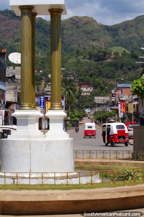Visão as colinas da praça pública central em Tingo Maria. (480x720px). Peru, América do Sul.