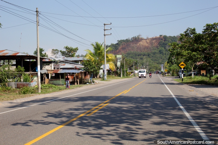 El camino entre Tingo y Aucayacu, pasando por un pequeo pueblo. (720x480px). Per, Sudamerica.