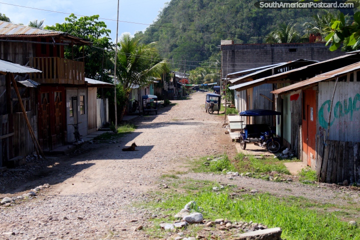 Una calle residencial en la ciudad de Aucayacu, entre Tingo y Tocache. (720x480px). Per, Sudamerica.