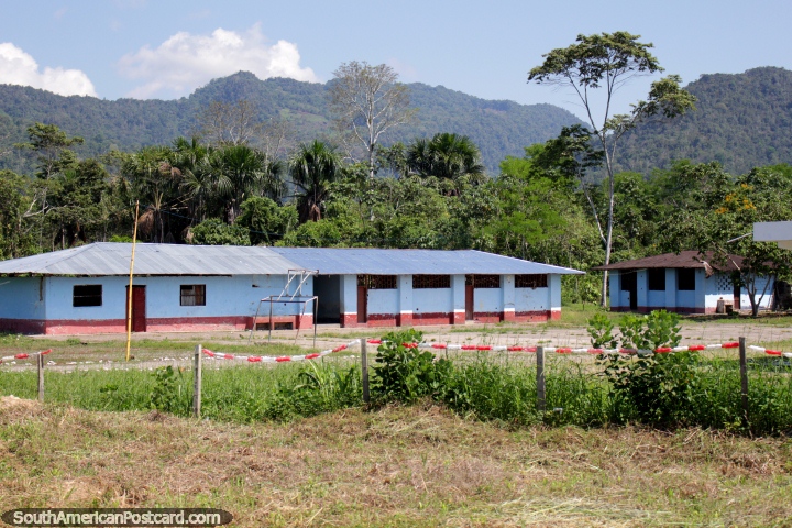 Una escuela en la Amazonas, hermoso entorno, entre Tingo y Tocache. (720x480px). Per, Sudamerica.