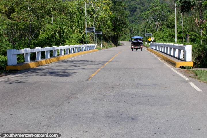 Lance uma ponte sobre um rio em volta de Aucayacu - a cidade de 3 rios. (720x480px). Peru, América do Sul.