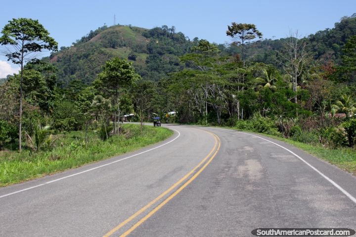 Un auto compartido con chofer para viajar por la Amazonas en Per, cerca de Tocache. (720x480px). Per, Sudamerica.