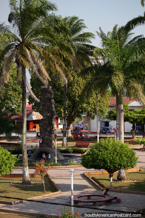 La Plaza de Armas en Tocache, vista desde un edificio al otro lado de la carretera. (480x720px). Per, Sudamerica.