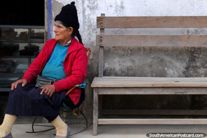 Una mujer local de Pizana se sienta fuera de su casa, Tocache a Juanjui. (720x480px). Per, Sudamerica.