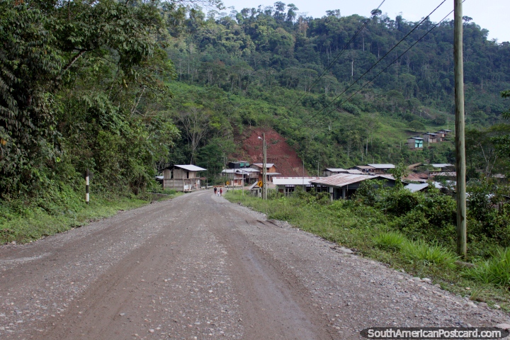 Pequea comunidad de casas a lo largo de la carretera en el bosque de Pacota al norte de Tocache. (720x480px). Per, Sudamerica.