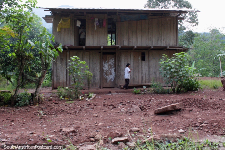 Una casa de madera de 2 niveles en la Amazona Peruana al sur de Tarapoto. (720x480px). Per, Sudamerica.