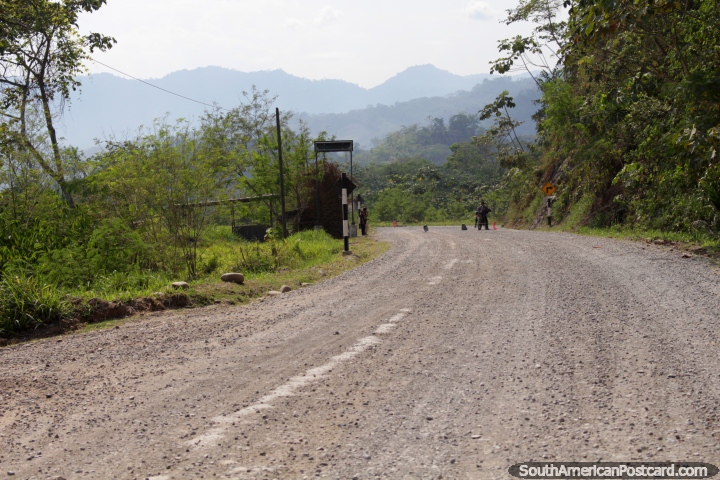 Os homens consideram uma corda atravs do caminho bloquear um motociclista, deixamo-nos por, Tocache a Juanjui. (720x480px). Peru, Amrica do Sul.