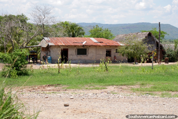 Pequea comunidad de casas en terreno abierto, un estilo de vida agradable al sur de Tarapoto. (720x480px). Per, Sudamerica.